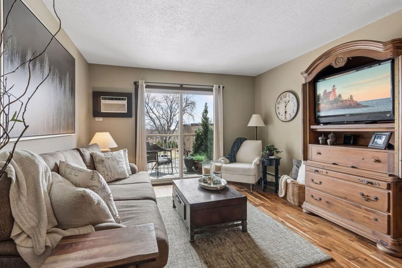 3155 Old Highway 8 #306, Roseville, MN 55418