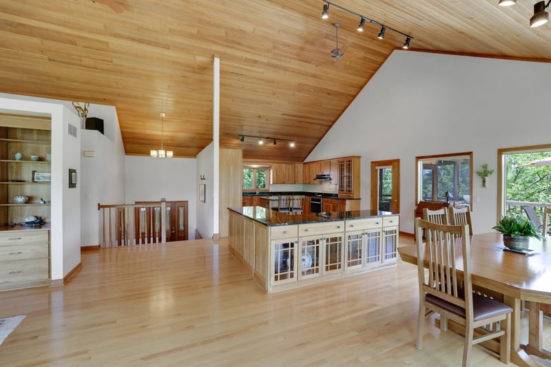 502 Shoreline Dr, Wayzata, MN 55391