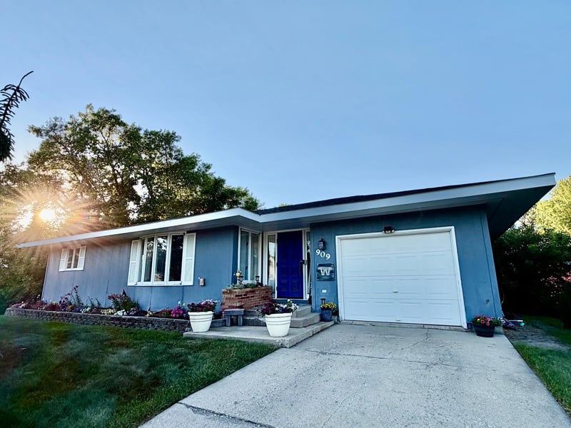 909 2nd St NE, Roseau, MN 56751