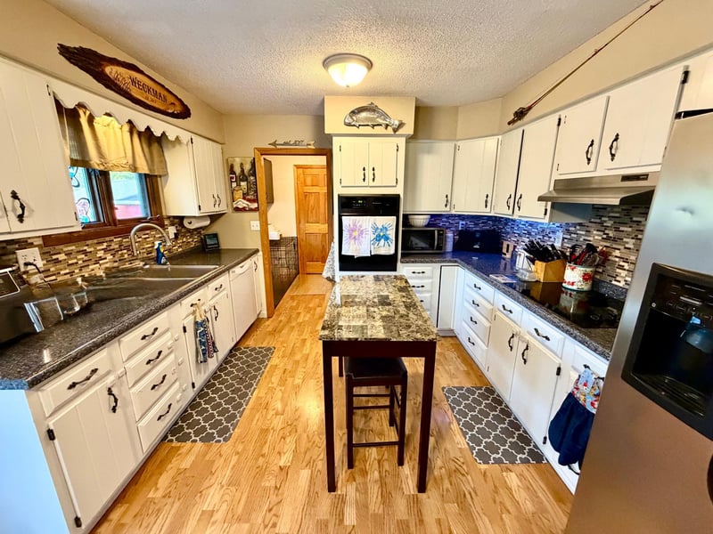 909 2nd St NE, Roseau, MN 56751