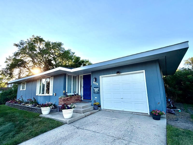 909 2nd St NE, Roseau, MN 56751