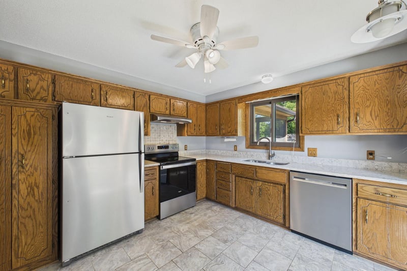 1604 Rio Loma Dr, Burnsville, MN 55337