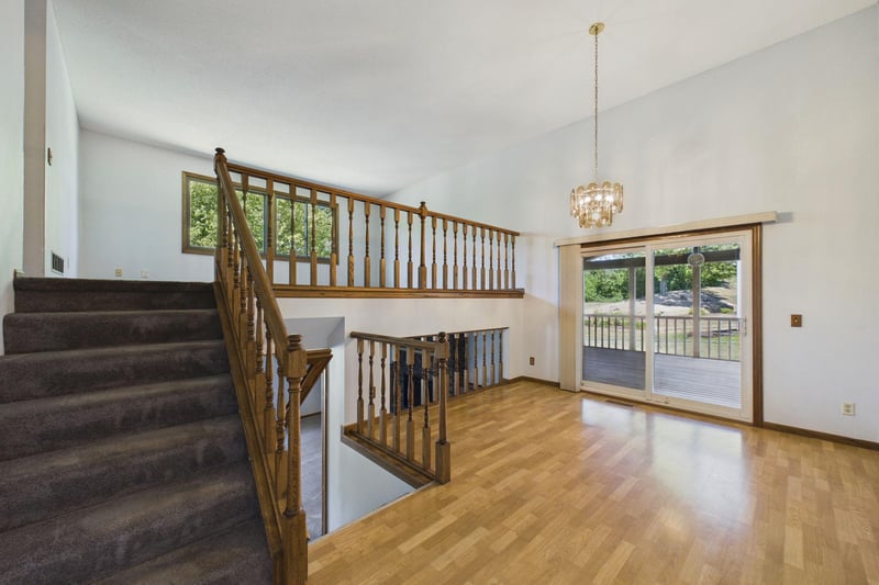 1604 Rio Loma Dr, Burnsville, MN 55337
