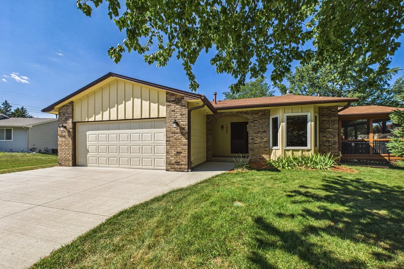 1604 Rio Loma Dr, Burnsville, MN 55337