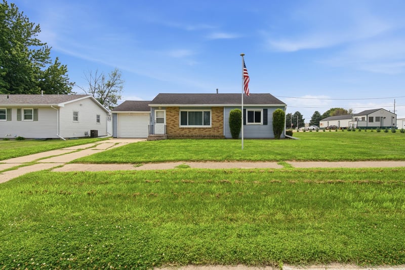 1027 Sioux Ave, Fairmont, MN 56031