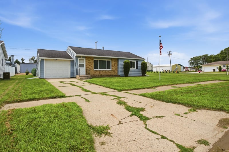 1027 Sioux Ave, Fairmont, MN 56031