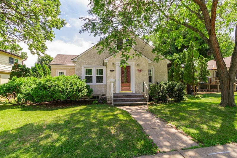 1017 Main St NW, Elk River, MN 55330