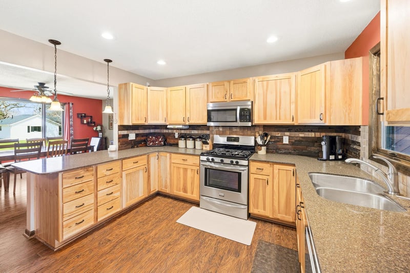 814 Craig Ave SW, Hutchinson, MN 55350