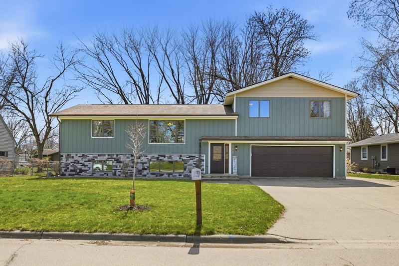 814 Craig Ave SW, Hutchinson, MN 55350