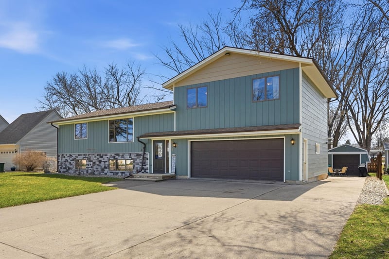 814 Craig Ave SW, Hutchinson, MN 55350