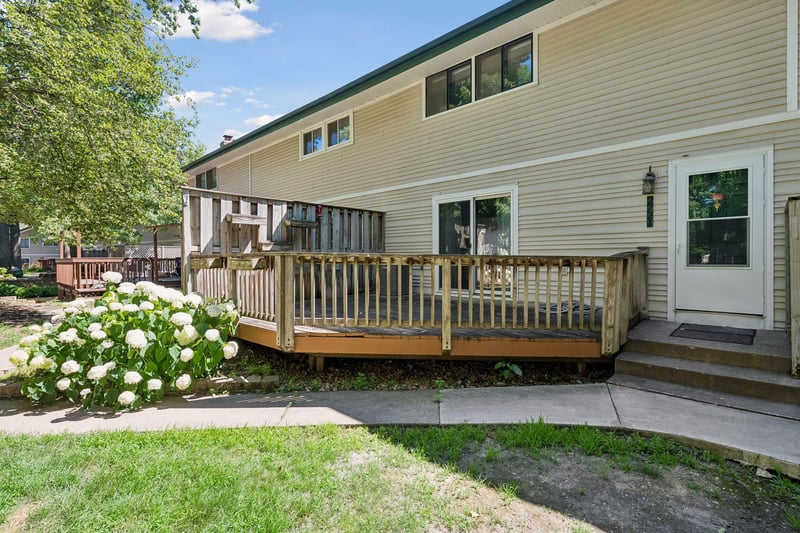 2721 Upland Ct, Plymouth, MN 55447