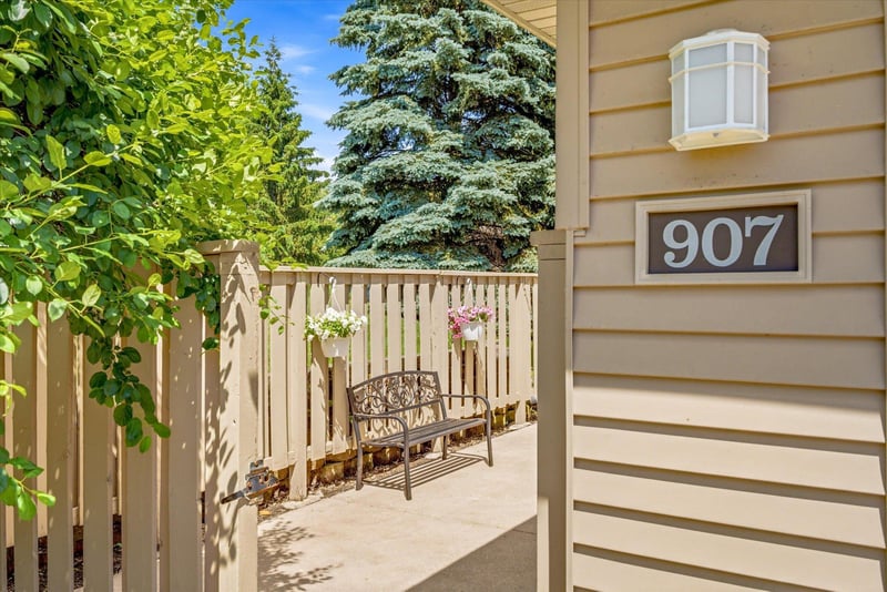 907 Monterey Dr, Shoreview, MN 55126