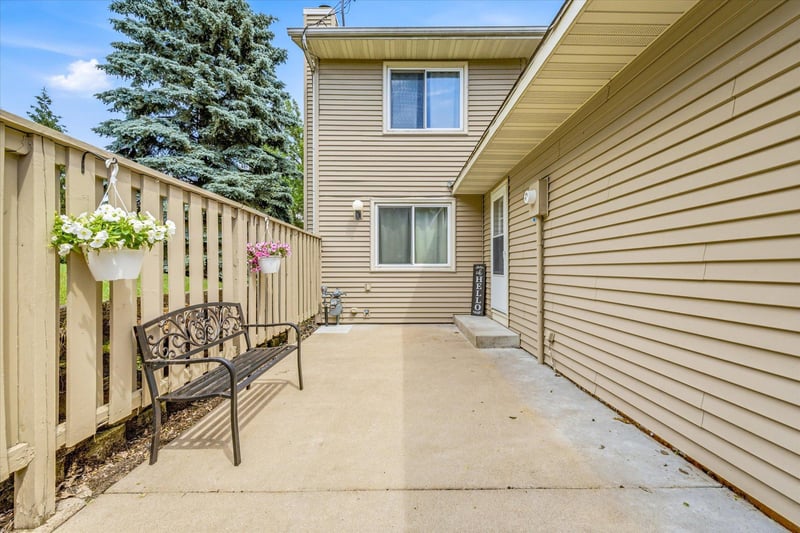 907 Monterey Dr, Shoreview, MN 55126