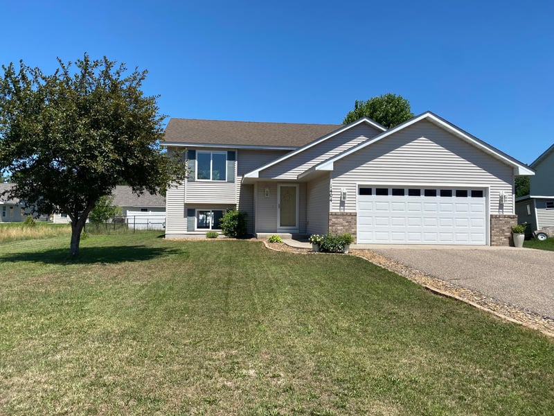 1404 Meadow View Dr, Princeton, MN 55371