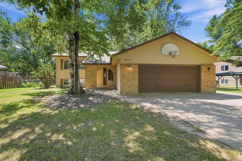 936 97th Ln NE, Blaine, MN 55434