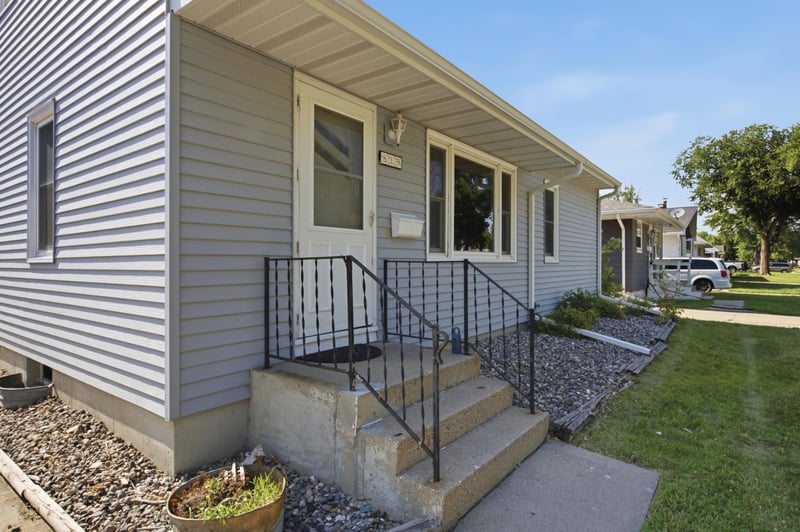 819 15th St N, Moorhead, MN 56560