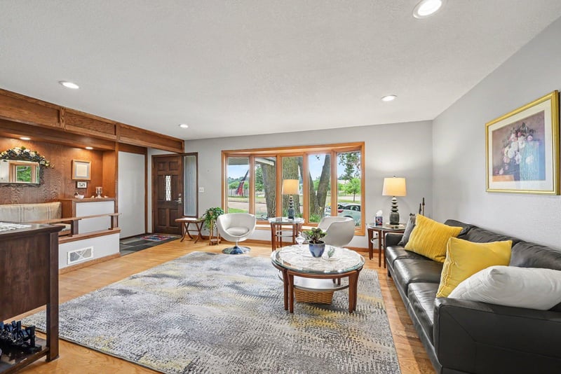 1201 County Road B2 W, Roseville, MN 55113