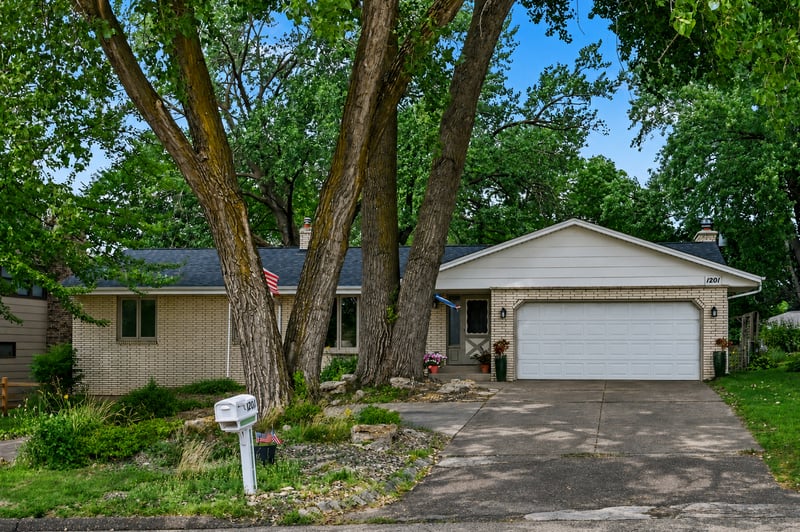 1201 County Road B2 W, Roseville, MN 55113