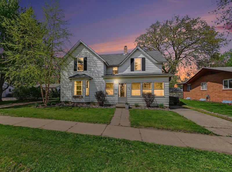 714 4th St W, Hastings, MN 55033