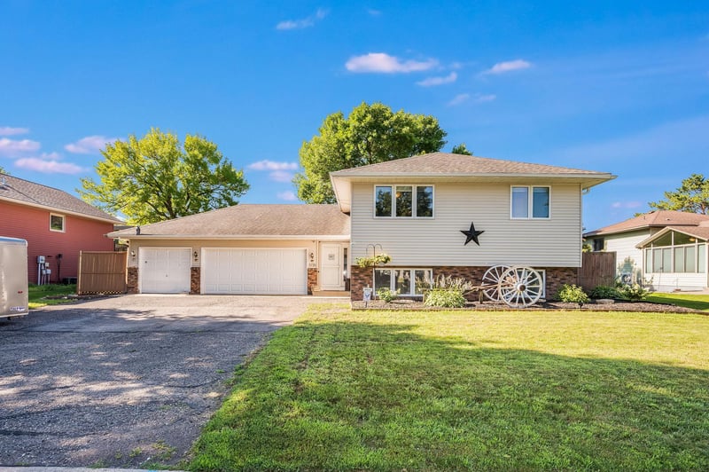 1735 Orchid Dr N, North Mankato, MN 56003