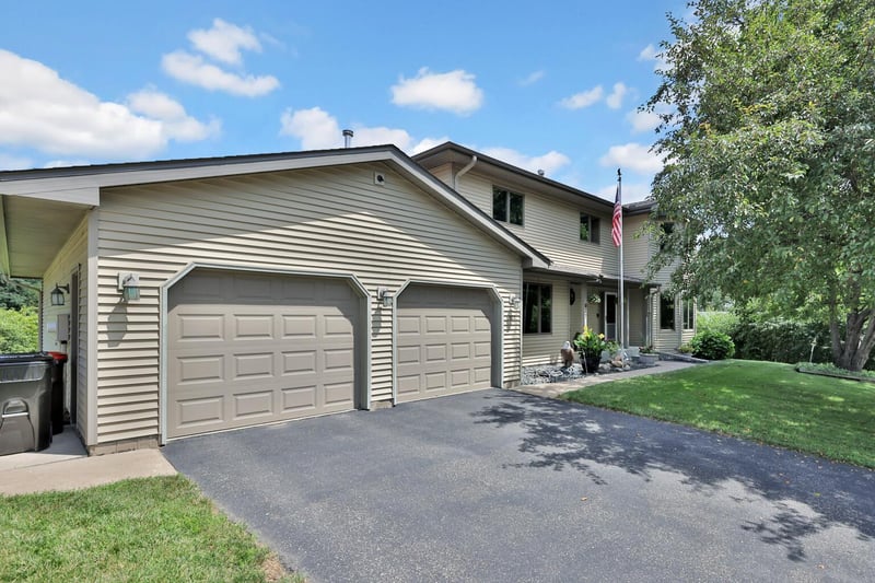 987 Demont Ave E, Maplewood, MN 55109