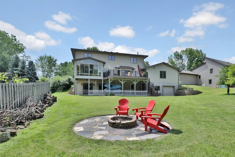 987 Demont Ave E, Maplewood, MN 55109
