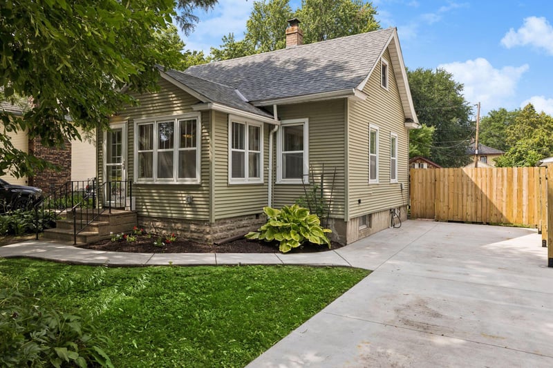 299 Sidney St W, Saint Paul, MN 55107