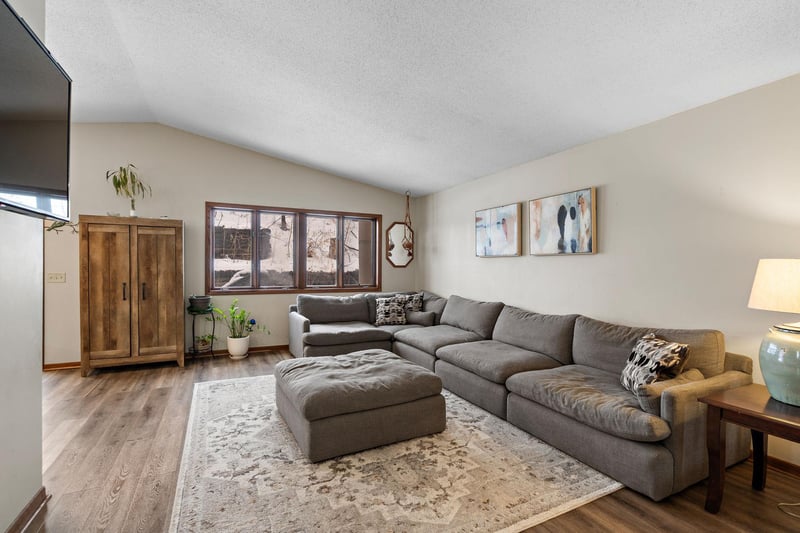 2805 Brookview Dr, Burnsville, MN 55337