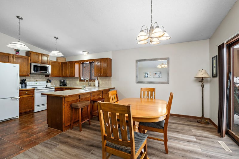2805 Brookview Dr, Burnsville, MN 55337