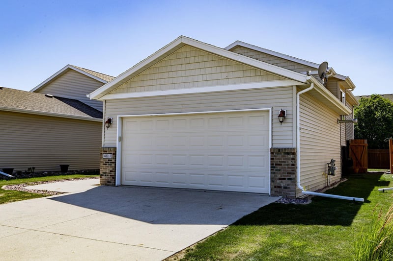 4017 9th St S, Moorhead, MN 56560