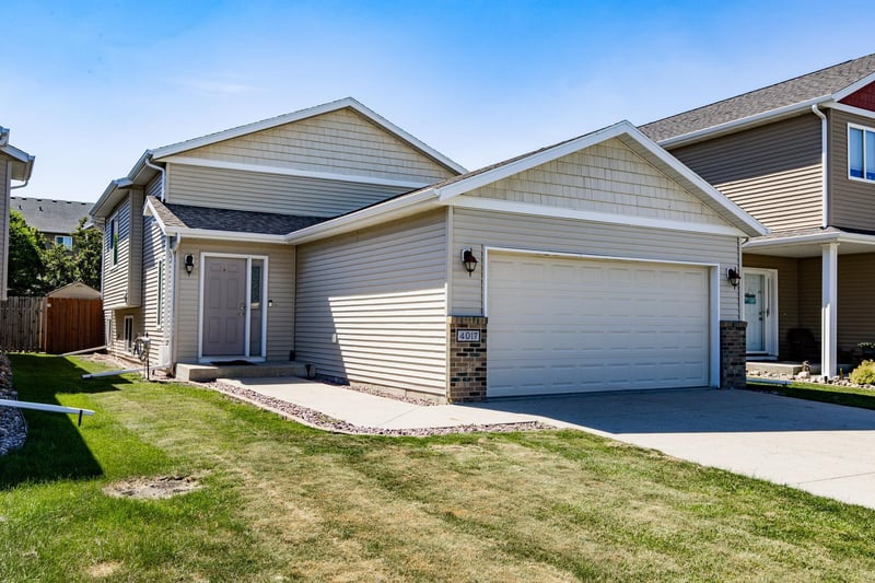 4017 9th St S, Moorhead, MN 56560