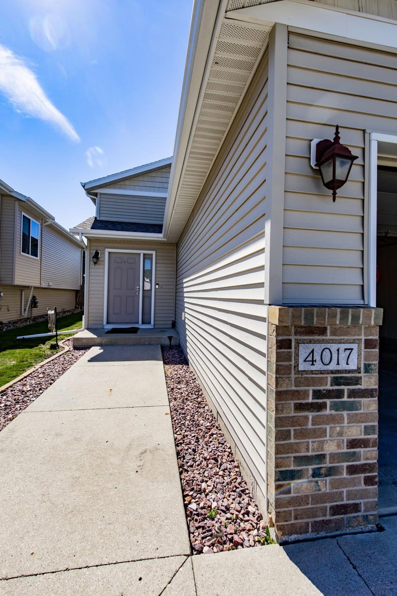 4017 9th St S, Moorhead, MN 56560