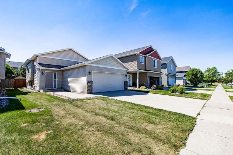 4017 9th St S, Moorhead, MN 56560