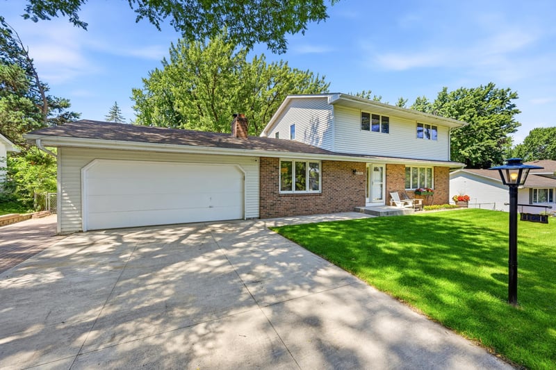 11006 Radisson Dr, Burnsville, MN 55337
