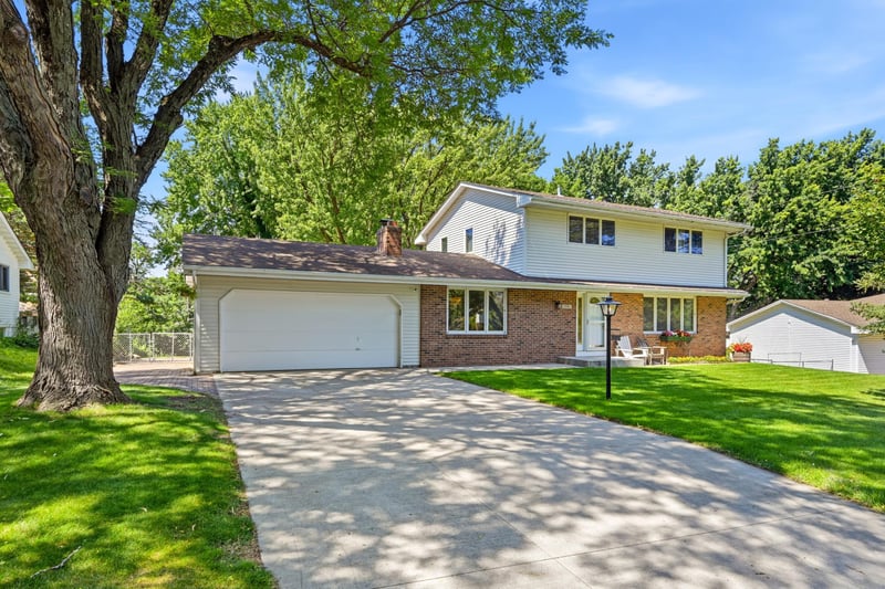 11006 Radisson Dr, Burnsville, MN 55337