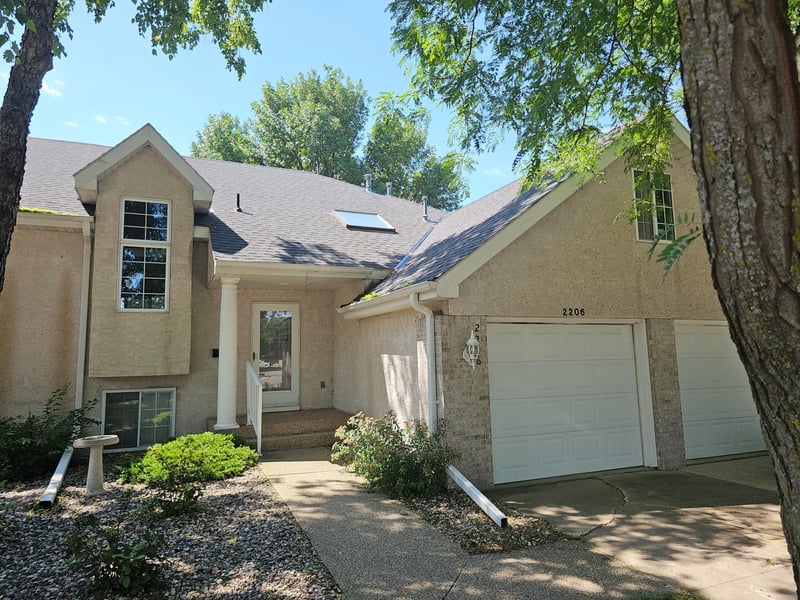 2206 10th Ave SE, Willmar, MN 56201