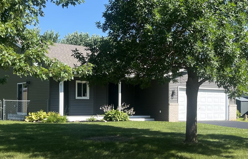 1300 Honeysuckle Ln SE, Cambridge, MN 55008