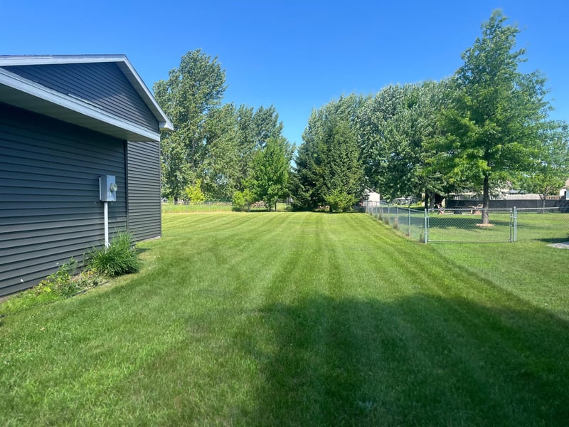 1300 Honeysuckle Ln SE, Cambridge, MN 55008