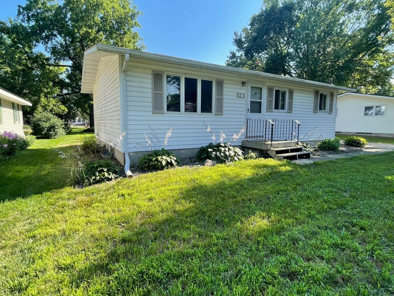 513 8th Ave NW, Waseca, MN 56093