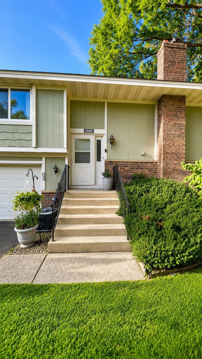 6869 Macbeth Ct, Woodbury, MN 55125