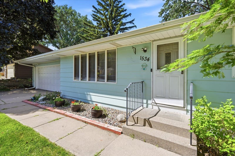 1534 17th St NW, New Brighton, MN 55112