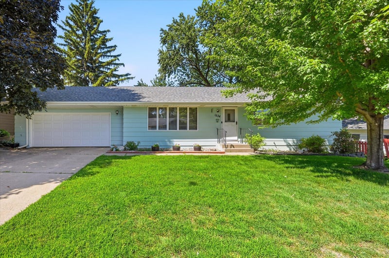 1534 17th St NW, New Brighton, MN 55112