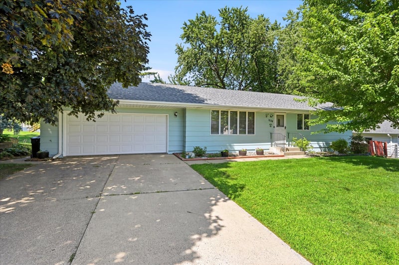 1534 17th St NW, New Brighton, MN 55112