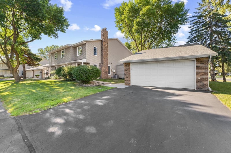 9390 Ranchview Ln N, Maple Grove, MN 55369