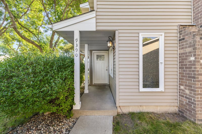 9390 Ranchview Ln N, Maple Grove, MN 55369