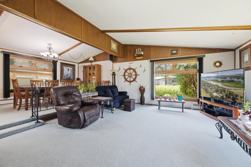 1725 N River Rd, Buffalo City, WI 54622
