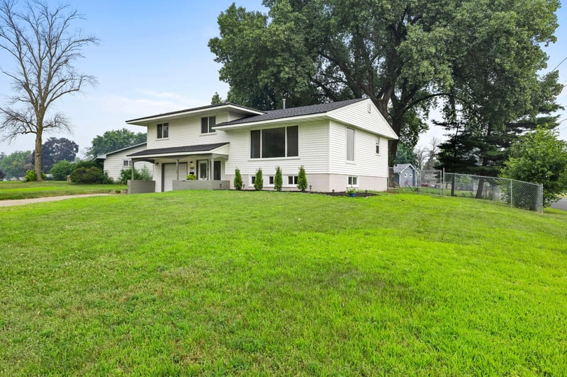 3000 Quarles Rd, Brooklyn Center, MN 55429