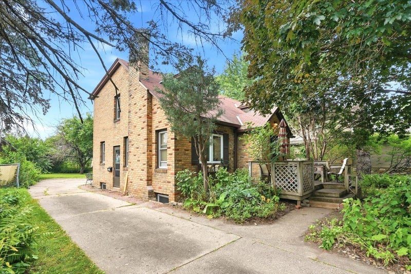 1907 Snelling Ave N, Falcon Heights, MN 55113