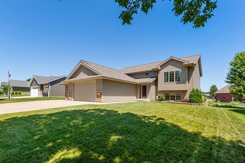 228 Creekside Dr, Eagle Lake, MN 56024