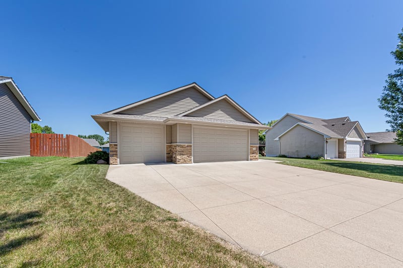 228 Creekside Dr, Eagle Lake, MN 56024